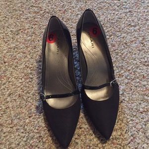 Tahari navy pumps size 6